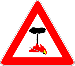Il segnale raffigurato preannuncia zone laterali alla strada che sono ad alto rischio d'incendio