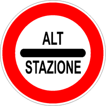 Il segnale raffigurato vieta l'accesso ad un'area riservata ai mezzi della società autostradale