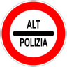 Il segnale raffigurato indica l'obbligo di arresto ad un posto di blocco stradale istituito dagli organi di polizia