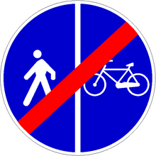 Il segnale raffigurato è posto in corrispondenza della fine del percorso pedonale a fianco della pista ciclabile